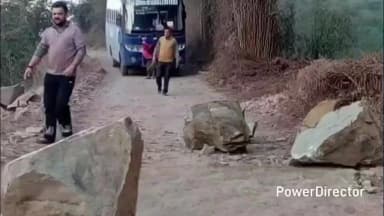 पच्छाद: सड़क के बीचों-बीच बड़े-बड़े पत्थर आने से थमे वाहनों के पहिये, बिना बरसात ऐसी स्थिति देख सब हैरान