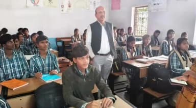 मोहखेड़: मोहखेड़ के विभिन्न विद्यालयों में विद्यार्थियों से चर्चा, महालपुर स्कूल में जताई नाराजगी