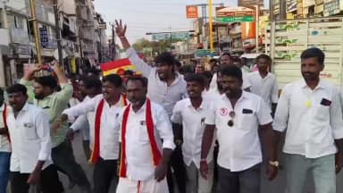 கள்ளக்குறிச்சி: கள்ளக்குறிச்சி நான்கு முனை சந்திப்பு பகுதியில் தமிழக வெற்றி கழகத்திற்கு விசில் சின்னம் ஒதுக்கப்பட்டதை பட்டாசு வெடித்து கொண்டாடிய நிர்வாகிகள்