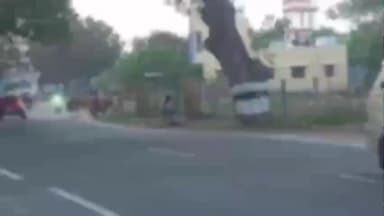 கண்டச்சிபுரம்: சித்தாமூர் கிராமத்தில் மது போதையில் படுத்திருந்த நபரின் மீது மனநலம் பாதிக்கப்பட்ட நபர் கல்லை தூக்கிப் போட்டு கொலை செய்த சம்பவம் பரபரப்பை ஏற்படுத்தி உ