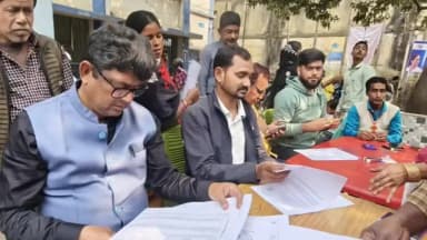 সামশেরগঞ্জ: SIR হেয়ারিংয়ে ভোগান্তি, সামশেরগঞ্জে কাগজপত্র দেখে পাশে দাঁড়ালেন বিধায়ক