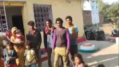 बक्स्वाहा: बकस्वाहा-बम्होरी के परिवार इंदौर में बने बंधुआ मजदूर, प्रशासन की कार्रवाई से हुई घर वापसी