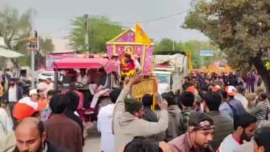 नारनौल: नारनौल में भव्य शोभायात्रा के साथ श्रीराम कथा महोत्सव का शुभारंभ, हेलिकॉप्टर से हुई पुष्प वर्षा