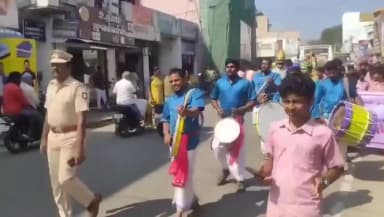 ஊத்தங்கரை: அரசு ஆண்கள் பள்ளி முன்பு சாலை பாதுகாப்பு விழிப்புணர்வு பேரணி நாடக கலைஞர்களுடன் விழிப்புணர்வு பேரணி இன்ஸ்பெக்டர் முருகன் தொடங்கி வைத்தார்