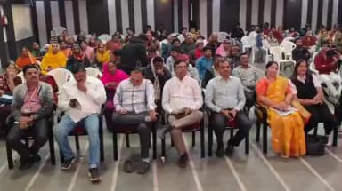 ગાંધીધામ: મનપા PM SVANidhi યોજના હેઠળ લાભાર્થીઓને લોન વિતરણ અને ક્રેડિટ કાર્ડના શુભારંભ કાર્યક્રમ અગ્રેસન ભવન ખાતે યોજાયો