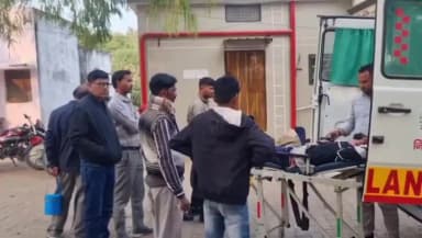 मऊरानीपुर: बुखारा गांव के पास नेशनल हाईवे पर दो मोटरसाइकिलों की आमने-सामने भिड़ंत, पिता-पुत्र गंभीर घायल