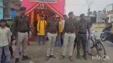 बंजरिया: फुलवार दक्षिणी पंचायत के रक्तमाला मंदिर में शुक्रवार को विशेष पूजा के दौरान दो सौ सुअरों की बलि दी गई