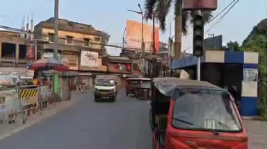 বারুইপুর: বেআইনিভাবে ভাড়া খাটার অপরাধে ৬ টি টোটো কে আটক করল পুরাতন বাজার ট্রাফিক গার্ডের পুলিশ কর্মীরা