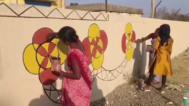 टाटीझरिया: टाटीझरिया पंचायत भवन की दीवारों पर उतरी सोहराय कला, दीवारों से बोल रही जीवंत ग्रामीण संस्कृति