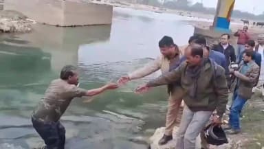 शाहजहांपुर: चाइनीज मांझे की बिक्री के खिलाफ गहरी नदी में लगभग 4 घंटे धरने पर बैठे समाजसेवी सलमान, पुलिस के आश्वासन पर निकले बाहर