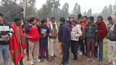 हसनपुर: हसनपुर में चोरों का आतंक, 40 खंभों से बिजली के तार चोरी, ग्रामीणों ने किया प्रदर्शन