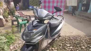 रोसड़ा: दामोदरपुर में घर के आगे लावारिस मिली इलेक्ट्रिक स्कूटी, पुलिस को दी गई सूचना