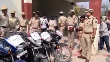 ವಿಜಯಪುರ: ಗ್ರಾಮೀಣ ಠಾಣೆಯ ಪೊಲೀಸರು ವಶಕ್ಕೆ ಪಡೆದ ಬೈಕ್ ವೀಕ್ಷಣೆ ಮಾಡಿದ ಎಸ್ ಪಿ ಲಕ್ಷ್ಮಣ ನಿಂಬರಗಿ