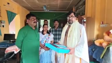 পাঁশকুড়া: ১৫ বছরের উন্নয়নের পাঁচালি নিয়ে পাঁশকুড়ায় আবৃত্তিকার সৌরেন চট্টোপাধ্যায় বাড়িতে তমলুক সংগঠনে জেলা TMCসভাপতি