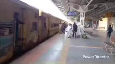 ಚಾಮರಾಜನಗರ: ಗಣರಾಜ್ಯೋತ್ಸವ ಹಿನ್ನೆಲೆ ನಗರದ ರೈಲು ನಿಲ್ದಾಣ, ಬಸ್ ನಿಲ್ದಾಣ ಸೇರಿ ವಿವಿಧೆಡೆ ಕಟ್ಟೆಚ್ಚರ- ಶ್ವಾನದಳ ಪರಿಶೀಲನೆ