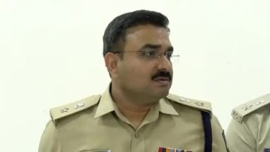 ವಿಜಯಪುರ: ನಗರ ಹೊರ ಭಾಗದ ಬೇಗಂ ತಲಾಬ್ ಬಳಿ ಓಸಿ ನಂಬರ್ ಬರೆದುಕೊಳ್ಳುವಾಗ ಪೊಲೀಸರ ದಾಳಿ : ನಗರದಲ್ಲಿ ಎಸ್ ಪಿ ಲಕ್ಷ್ಮಣ ನಿಂಬರಗಿ