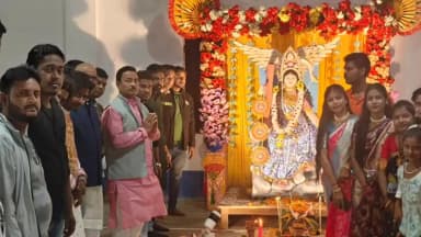 কেতুগ্রাম ১: খিঁচুড়ি ভোগ পরিবেশন করে সরস্বতী পুজোয় অংশ নিলেন কেতুগ্রামের বিধায়ক