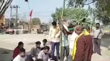 दावथ: देवड़ी शिव मंदिर के प्रांगण में शिव शक्ति महायज्ञ का ध्वजारोहण किया गया