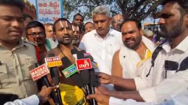 చొప్పదండి: ఈవో అనుచిత వాఖ్యలు చేశాడంటూ కొండగట్టు ఆలయ అర్చకులు అనుచిత వాక్యాలకు నిరసనగా ఆలయం ముందు బైటయించి ధర్నా