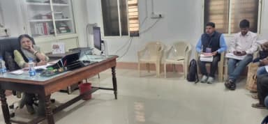 अलीराजपुर: निर्वाचन आयोग की प्रेक्षक श्रीमती वंदना वैध IAS ने अलीराजपुर जिले के जोबट में पुनरीक्षण कार्य की समीक्षा की