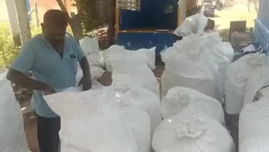 கீழக்கரை: திருப்புல்லாணி அடுத்த சல்லி தோப்பு கடற்கரையில் இலங்கைக்கு கடத்துவதற்காக பதுக்கி வைக்கப்பட்டிருந்த 1600 கிலோ பீடி இலை பண்டல்கள் பறிமுதல்