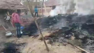 अमड़ापाड़ा: अमड़ापाड़ा के बड़ाबास्को में खलिहान में आग लगने से 3 क्विंटल धान और घरेलू सामान जलकर राख