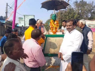 ଆଠମଲ୍ଲିକ: ଶର୍ମା ଛକରେ ନେତାଜୀ ସୁଭାଷ ଚନ୍ଦ୍ର ବୋଷଙ୍କ ଜୟନ୍ତୀ ଉପଲକ୍ଷେ ପ୍ରତିମୂର୍ତ୍ତିରେ ପୁଷ୍ପ ମାଲ୍ୟାର୍ପଣ କଲେ ଢ଼େଙ୍କାନାଳ ସାଂସଦ