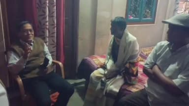 শান্তিরবাজার: বীরচন্দ্রমনুর সিপিআই(এম) দলের অসুস্থ প্রবীন নেতাকে দেখতে গেলেন সিপিআই(এম) পলিটব্যুরো সদস্য জীডেন্দ্র চৌধুরী