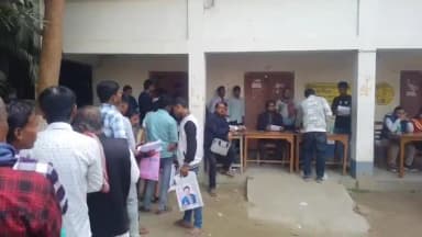 ইটাহার: বৃহস্পতিবার হয়েছিল শুনানি কেন্দ্রে ভাঙচুর, শুক্রবার ইটাহার হাই স্কুলে বাড়তি পুলিশ মোতায়েন করে কড়া নিরাপত্তায় চলল শুনানি