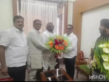 ಹುಮ್ನಾಬಾದ್: ಅಖಿಲ ಭಾರತ ವೀರಶೈವ ಮಹಾಸಭಾ ರಾಷ್ಟ್ರೀಯ ಅಧ್ಯಕ್ಷರಾಗಿ ಅವಿರೋಧ ಆಯ್ಕೆಗೊಂಡ ಈಶ್ವರ್ ಖಂಡ್ರಿಗೆ ಎಂಎಲ್ಸಿಗಳಿಂದ ಬೆಂಗಳೂರಲ್ಲಿ ಸನ್ಮಾನ