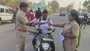 ନୂଆପଡା: ନୂଆପଡ଼ା ପୋଲିସ ପକ୍ଷରୁ ଜିଲ୍ଲାର ବିଭିନ୍ନ ଯାଗାରେ ସଡ଼କ ସୁରକ୍ଷା ସଚେତନତା କାର୍ଯ୍ୟକ୍ରମ