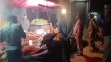 इकौना: इकौना कस्बे में सड़क किनारे से हटवाया गया अतिक्रमण, दोबारा अतिक्रमण करने पर दी गई कार्रवाई की चेतावनी