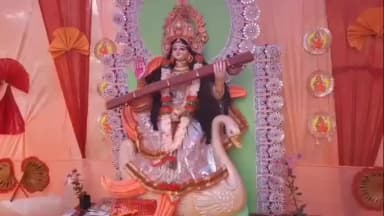 জলপাইগুড়ি: বিদ্যালয়ের শিক্ষিকা ঈপ্সিতা গঙ্গোপাধ্যায় পুরোহিতের আসনে মোহিতনগর তারাপ্রসাদ উচ্চ বিদ্যালয়ে সরস্বতী পূজায়