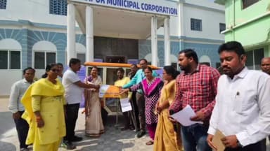 ଛତ୍ରପୁର: ବ୍ରହ୍ମପୁର ମହାନଗର ନିଗମ କାର୍ଯ୍ୟାଳୟରେ ପିଏମ ସ୍ୱନିଧି ଯୋଜନାରେ ହିତାଧିକାରୀଙ୍କୁ ସହାୟତା ପ୍ରଦାନ କଲେ ମେୟର