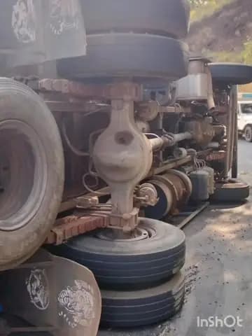 ಮೂಡಿಗೆರೆ: ಚಾರ್ಮಾಡಿ ಘಾಟಿಯಲ್ಲಿ ಗ್ಯಾಸ್ ಸಿಲಿಂಡರ್ ತುಂಬಿದ್ದ ಲಾರಿ ಪಲ್ಟಿ.!