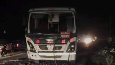 हज़ारीबाग: विष्णुगढ़ पेट्रोल पंप के पास बस और ऑटो की टक्कर, दोनों वाहन क्षतिग्रस्त, अफरा-तफरी मची