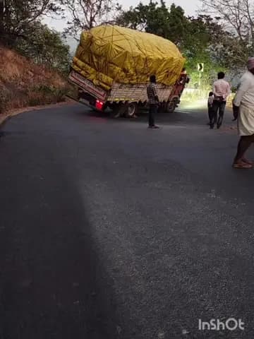 ಮೂಡಿಗೆರೆ: ಚಾರ್ಮಾಡಿ ಘಾಟ್ನಲ್ಲಿ ಮತ್ತೊಂದು ಲಾರಿ ಪಲ್ಟಿ.! ಸಂಜೆಯಿಂದ ಪಲ್ಟಿಯಾಗಿರೋ 2 ಲಾರಿಗಳು.!