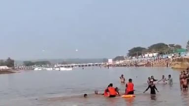 మేడారం జంపన్నవాగులో యువతుల గల్లంతు.. కాపాడిన SDRF బృందం