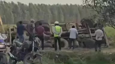 ઉમરપાડા: કુડસદ - કન્યાસી રોડ ઉપર સિમેન્ટ ભરેલ ટેન્કર પલટી મારી ગયું