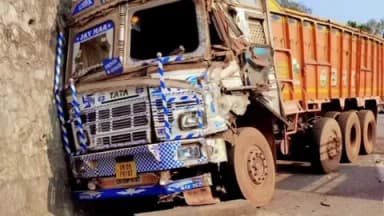 ତେଲକୋଇ: କାଞ୍ଜିପାଣି ଘାଟିରେ ଭାରସାମ୍ୟ ହରାଇ ଟ୍ରକ ଦୁର୍ଘଟଣା, ଚାଳକ ଆହତ