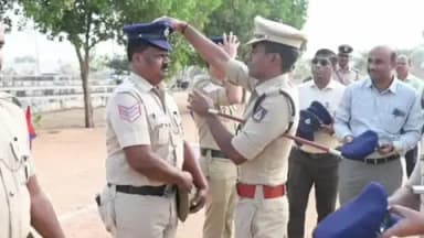 ಯಾದಗಿರಿ: ನಗರದ ಪೊಲೀಸ್ ಪರೇಡ್ ಮೈದಾನದಲ್ಲಿ ಪೇದೆಗಳಿಗೆ ನೀಲಿ ಬಣ್ಣದ ಕ್ಯಾಪ್ ವಿತರಿಸಿದ ಎಸ್ಪಿ ಪೃಥ್ವಿಕ್ ಶಂಕರ್