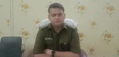 धरसीवां थाना क्षेत्र में लोगों को शराब पीने के लिए प्रयोजन उपलब्ध कराने वाले को पुलिस ने पकड़ा