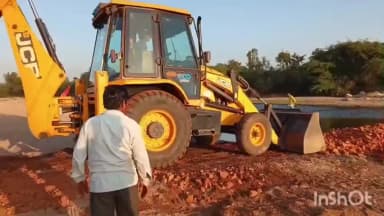 અમીરગઢ: કાકવાડા અને આસપાસના ગામલોકોએ જાતે જ બનાસ નદીમાં રસ્તો બનાવ્યો.