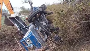 बजाग: पथरिया गांव में अनियंत्रित होकर पलटा ट्रैक्टर, चालक और परिचालक बाल-बाल बचे