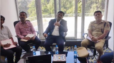 ಗಂಗಾವತಿ: ನಗರದ ಬಸ್ ನಿಲ್ದಾಣದಲ್ಲಿ ಪೊಲೀಸರು ಬಾಲಕನ ರಕ್ಷಣೆಗೆ ಸಂಬಂಧಿಸಿದಂತೆ ಕರ್ನಾಟಕ ರಾಜ್ಯ ಮಕ್ಕಳ ಹಕ್ಕುಗಳ ಆಯೋಗದ ಅಧ್ಯಕ್ಷ ಶಶಿಧರ ಭೇಟಿ