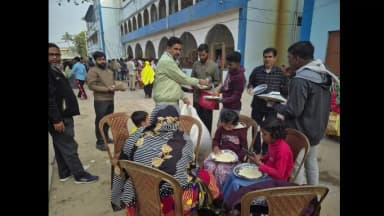 নওদা: নওদা ব্লকে SIR হেয়ারিং এ আসা সাধারণ মানুষের খাবারের ব্যবস্থা করল নওদা ব্লক তৃণমূল সভাপতি শফিউজ্জামান শেখ