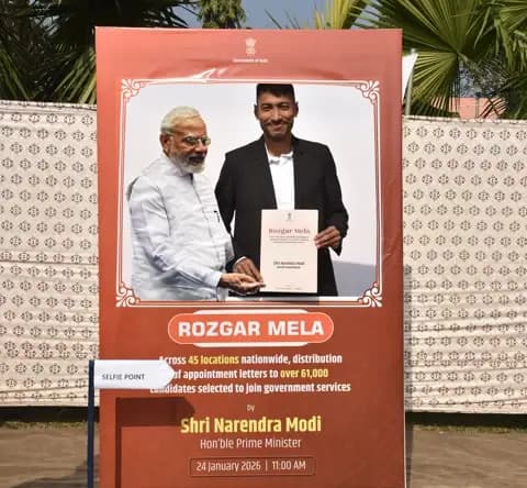 24 जनवरी 2026 को BSF फ्रंटियर मुख्यालय गुवाहाटी परिसर में 18वें रोज़गार मेले के दौरान सरकारी नौकरी के लिए चुने गए एक उम्मीदवार द्वारा सेल्फ़ी पाइंट पर ली गई फोटो।