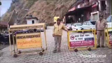 हरिपुरधार: बर्फ से बंद हुई सड़कों पर बर्फ हटाने के लिए लगी हैं 10 JCB, रविवार तक रोड खुलने की उम्मीद