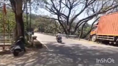 പുനലൂർ: തെന്മലയിൽ ടെമ്പോ വാൻ കടയിലേക്ക് ഇടിച്ചു കയറി