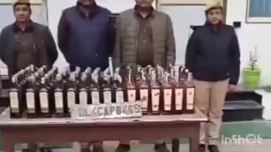 रुद्रपुर: रुद्रपुर के पिडरा रोड पर सड़क किनारे क्षतिग्रस्त चार पहिया वाहन से पुलिस ने बरामद की अवैध अंग्रेजी शराब